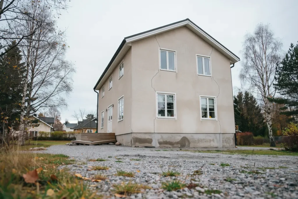 s ttningar i huset vanliga tecken orsaker och r tt tg rder i tid