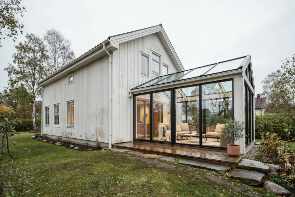 skapa ett ljust och skyddat extrarum med uterum eller inglasad veranda